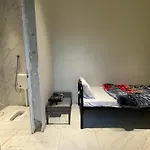 غرفة صغيرة بدورة مياه