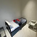 غرفة صغيرة بدورة مياه
