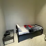 غرفة صغيرة بدورة مياه
