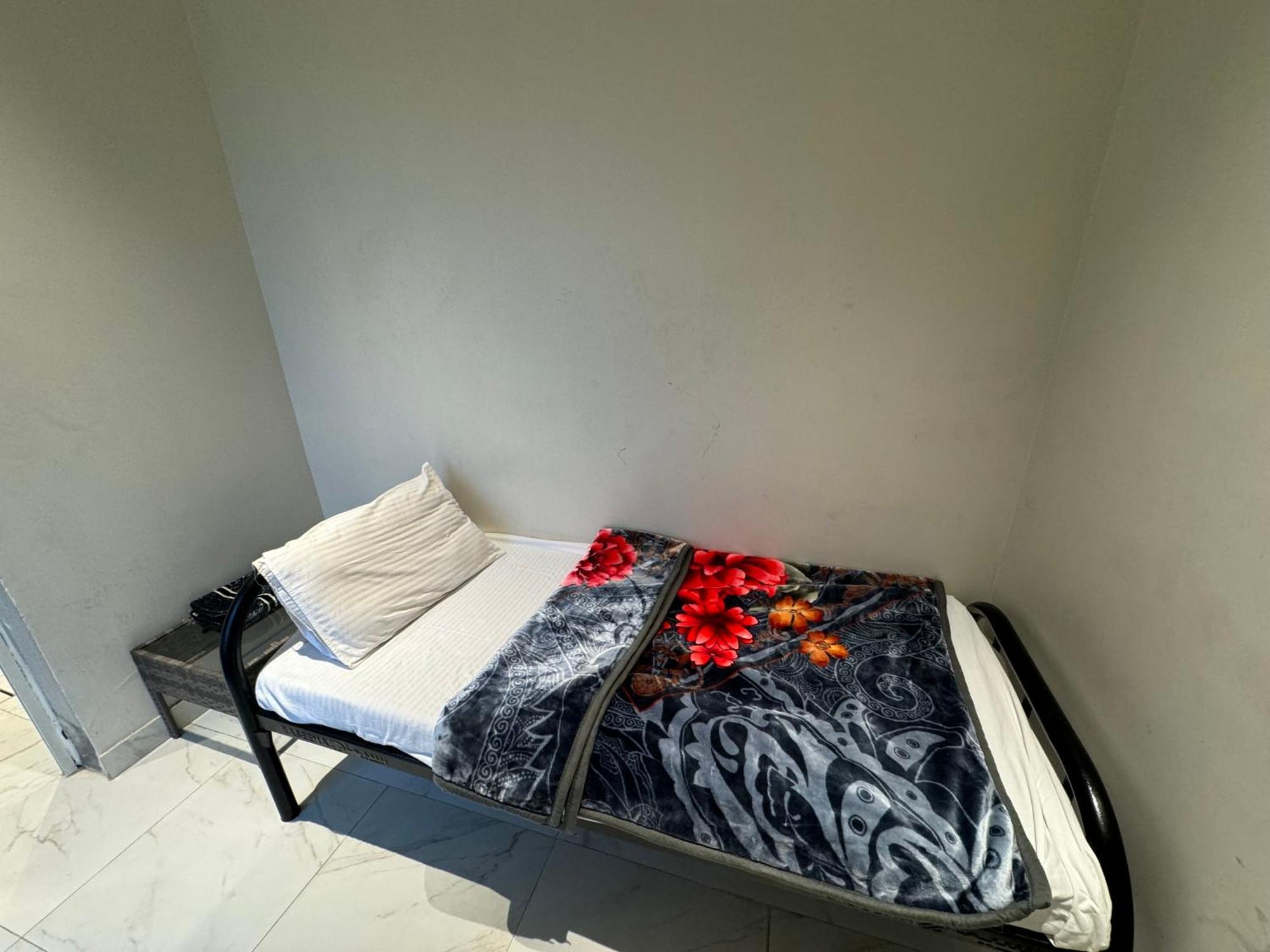 Apartment غرفة صغيرة بدورة مياه *